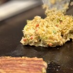 お好み焼屋みっちゃん - 生地もフカフカにのせられるのでペロリといける