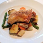 オー・ボール・ド・ロー - [メイン] 鶏肉のコンフィ。濃厚な旨味を持つモモ肉、パリパリで香ばしい皮。これぞ鶏モモ肉のコンフィという至福の一品。