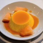 オー・ボール・ド・ロー - [デザート] ブラン・マンジェ, ココナッツ風味, マンゴーソース。感動再び。以前食した時はマンゴーソースはかかっておらず、メロンも添えられていなかった。