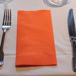 オー・ボール・ド・ロー - 鮮やかなオレンジ色の紙ナプキンが出迎えてくれる。