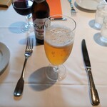 オー・ボール・ド・ロー - ノンアルコールビール。500円という価格設定は、フレンチの店ではまず見られないだろう。奥の同行者のグラスワインも600円とこれまた驚きの価格。