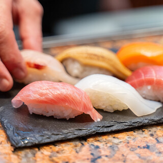 鮨每貫從140日圓起。盡情享受土佐的當季美味！