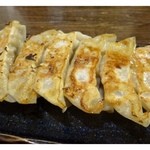 Ramengenji - 餃子・・久しぶりに美味しい餃子でした。 
      丁寧に下処理されているのか、肉と野菜の舌触りも滑らかです。 
      ラーメン店では大抵「餃子」を頂きますが、最近では一番美味しい。