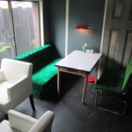 ワンダーキッチン - 店内一階奥のソファー席