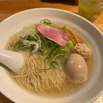 らぁ麺 吉井 - 連れは味玉塩ラーメンを注文