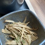 贅沢とんかつ アバンティ - 松阪牛の出汁で炒めたきんぴら。