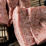 牛の助肉之進 くらわんか - 厚切りタン　タン1本から3～4人前しか取れないレアな部分です