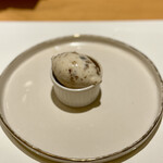 みえ田 - シャインマスカットで作った自家製ラムレーズンアイス　下はクリームブリュレ