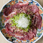 牛の助肉之進 くらわんか - ツラミおさしみ　鮮度のいい時にしかメニュー化しないのであればラッキーです
