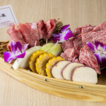 牛の助肉之進 くらわんか - 舟盛り　3～4種のオーダーの時にサプライズで舟盛りになる事も…