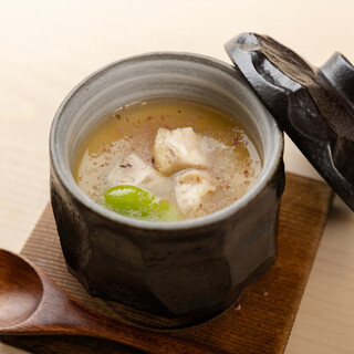鮨一筋の大将と日本料理に精通した職人が共同で手掛けるコース