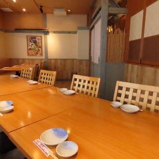広々としたテーブル席は、椅子もゆったりとしているため、長時間でも快適に過ごせます