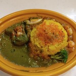 わくわく広場 - エビカレーと&ホウレン草(Wカレーライス)、ホウレン草カレーの方には、チキンが入っています。