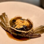 ❷上海蟹（雌）の紹興酒漬け
          〜大好物の上海蟹の紹興酒漬け。雌の生蟹と雄の蒸し蟹を興酒漬けにして食べ比べ。個人的には卵を持った雌の生蟹を紹興酒漬けにした方が濃厚で美味しいかな。