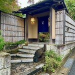 イチリン ハナレ - 趣きのある玄関ファサード。