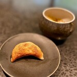 イチリン ハナレ - ❺からの餃子
      〜豚肉がぱんぱんに詰まった餃子は、よだれ鶏のタレをたっぷりつけて、熱々ハフハフしてウマウマ。