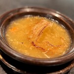 イチリン ハナレ - ❼焼きフカヒレと上海蟹の白湯スープ
      〜熱々の土鍋には濃度のある白湯スープ、中には内子のある上海蟹の旨味がたっぷり。
