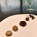 イチリン ハナレ - ⓮茶菓子
      〜5種類の子菓子はなかなかお洒落。お腹一杯だが食べ切れてしまう。