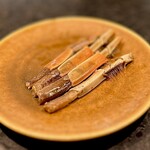 イチリン ハナレ - スタッフさんが足の部分を剥いて綺麗に並べて頂き楽ちんで食させて頂きます。