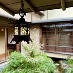 イチリン ハナレ - 中庭にはお洒落な灯籠が。