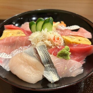 旬の鮮魚が楽しめるランチとディナー◎海鮮丼や握り寿司など