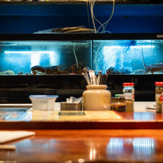 生きたままのオマール海老、伊勢海老、あわびを目の前で調理