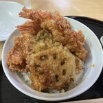 天丼屋 ふくすけ - 特上は、海老2、大葉蓮根、とり、茄子、半熟たまご、ちくわのラインナップ･:*+.\(( °ω° ))/.:+