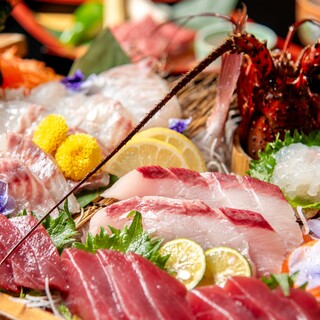 《自慢の直送鮮魚》雲丹に鮑や伊勢海老まで、海鮮ネタが目白押し