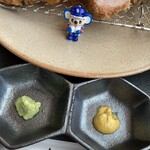 贅沢とんかつ アバンティ - ワサビ醤油や、塩とからしも良き。