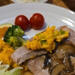 キッチン ブルー グローブ - パンプキンポテサラを乗せて