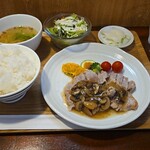 キッチン ブルー グローブ - 三元豚のロースソテー　ポルチーニとマッシュルームのソース