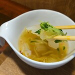 キッチン ブルー グローブ - 具沢山な白菜スープ