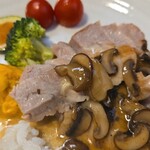 キッチン ブルー グローブ - ポルチーニをタップリ乗せて