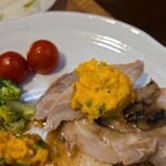 キッチン ブルー グローブ - ポテサラを乗せて