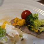 キッチン ブルー グローブ - 最後はブロッコリー、ポテサラ、トマトを添えて