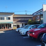 肉と野菜の農家イタリアン アリガト - 駐車場と外観。初めてだと見逃しそう。