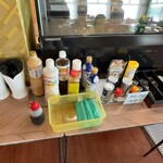 天然温泉ジャブ - 受取口横に調味料等があります。