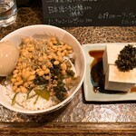 タイニーカフェ - 納豆丼煮卵付き、冷奴