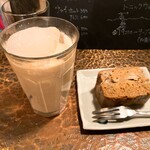 タイニーカフェ - アイスチャイ、バナナケーキ