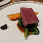 しろ - “熟赤牛のイチボ、黒ニンニク”。脂身“0”。歯応えはありますが硬くなくしっとりとした食感、程よく柔らかい。コレ又絶妙。ペースト状の黒ニンニクがグッとアクセントになっています。素晴らしい味わい！