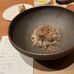 しろ - “つや姫とキノコのリゾット、トリュフ掛け、後で西洋風卵かけご飯”。何という濃厚な多様性に富んだ味わい！少量と感じますが、味がしっかりして充分に満足します。