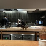 しろ - オープンキッチン。調理の様子がリアルタイムで見られて臨場感あります。