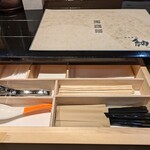 らぁめん 紬麦 - カウンター席の引き出し