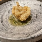 しろ - “鱈の白子にそのフリット柚子胡椒風味の餡を敷いて”。上品でふくよか、ソースとの絡みが絶妙のコンビネーションです。食べた事ない…。超美味しい！