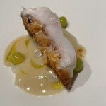 しろ - “甘鯛と銀杏の餡ソース”グジの鱗パリパリ！和食みたい。しかし銀杏のソースは“洋”。この和洋折衷が絶妙！イリュージョンです。
