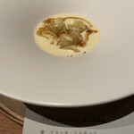 しろ - “栗のリコッタ”。この辺りにチョイとイタリアンが顔を覗かせます。このスープの美味い事！残すのが勿体ない。小さいスプーンを頼んでしまいました。