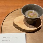 しろ - 落花生が煮込まれるとこんな食感になるのか…。菊芋を出汁で伸ばしたスープ。いや、お汁もの。生クリーム等は入らず、アッサリとしかしコクあり。