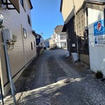 ラーメン とんかつ 忠 - 駐車場は、ここから入り右側です