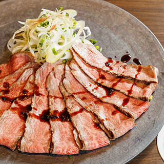 フレンチ出身の料理長による洋風メニューも充実している焼肉店