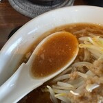 麺や武将 - 武将ラーメンのスープ